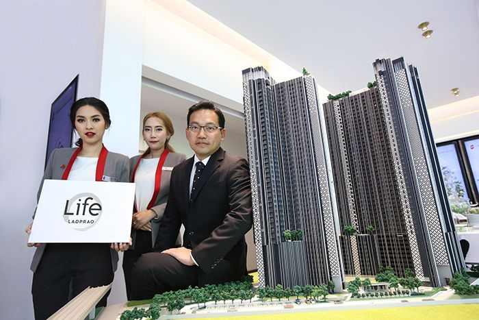 ‘เอพี ไทยแลนด์’ ส่งแบรนด์ “LIFE” มิติใหม่ รุกตลาดคอนโดแนวรถไฟฟ้าปี 60 พิชิตใจด้วยจุดขายต่าง “เชื่อมต่อทุกมิติชีวิตยุคดิจิตอลคนเมืองอย่างไร้รอยต่อ” “ผสานนวัตกรรมดีไซน์ทุกพื้นที่ใช้สอยตอบรับทุกความต้องการได้อย่างลงตัว”