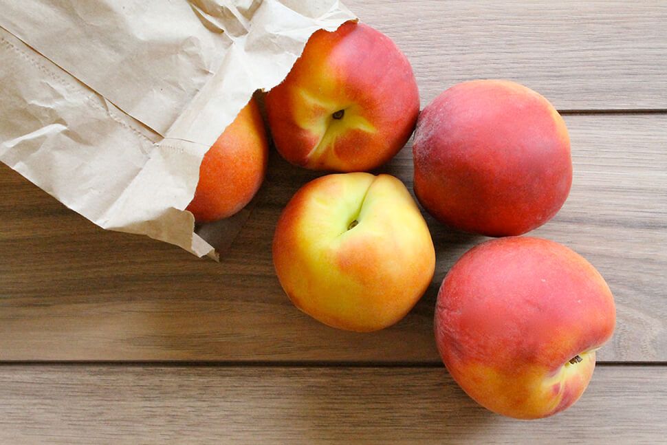 เก็บผลไม้ใส่ถุงกระดาษ หนึ่งในวิธีเก็บผักผลไม้ในตู้เย็น 