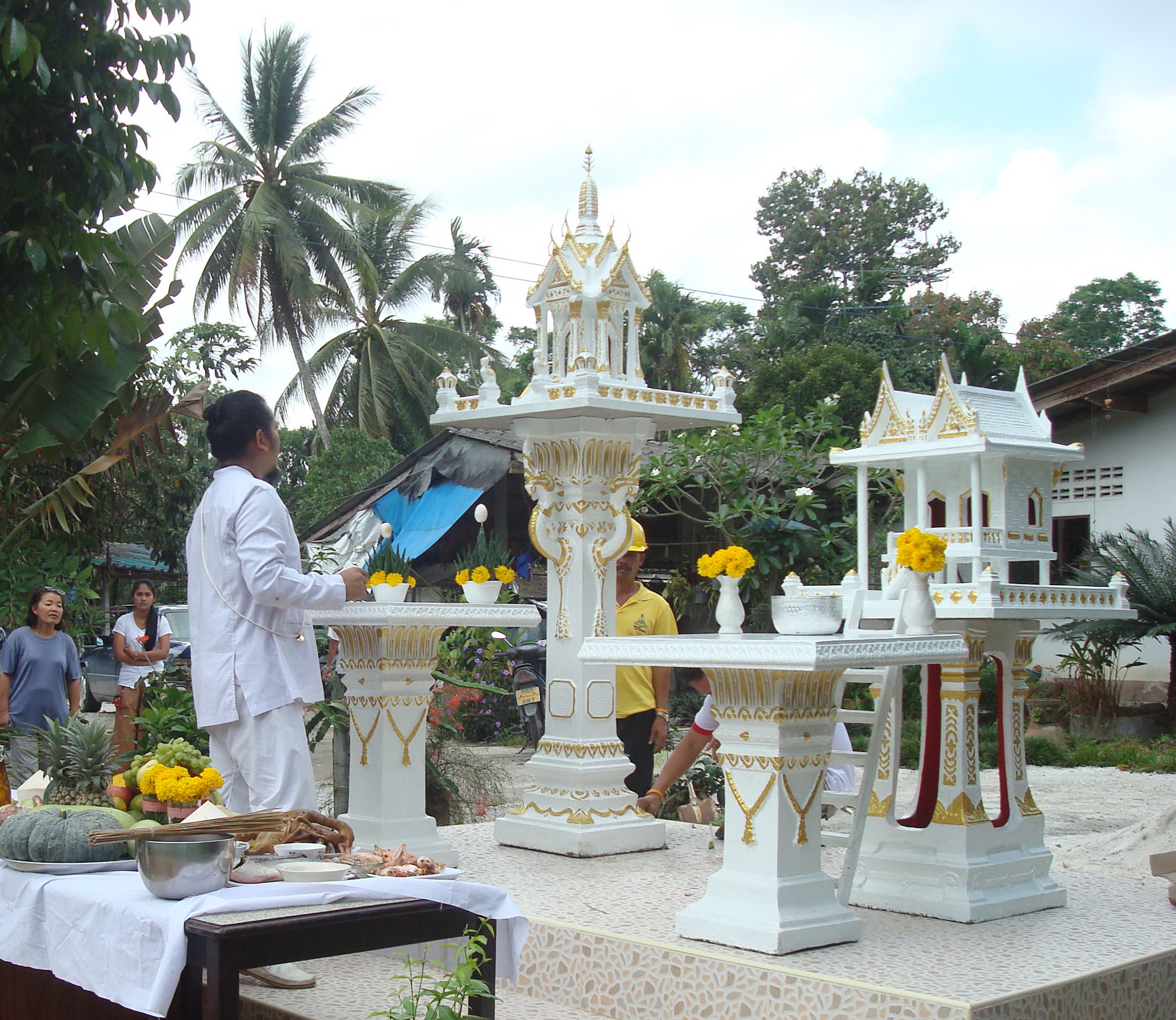 การประกอบพิธีกรรมการตั้งศาลพระภูมิ