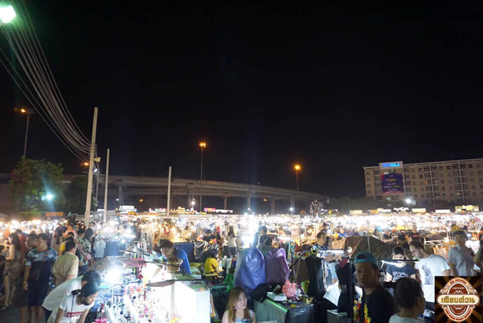ตลาดนัดเลียบด่วน ใกล้ทาวน์โฮม รามอินทรา บ้านกลางเมือง รามอินรา