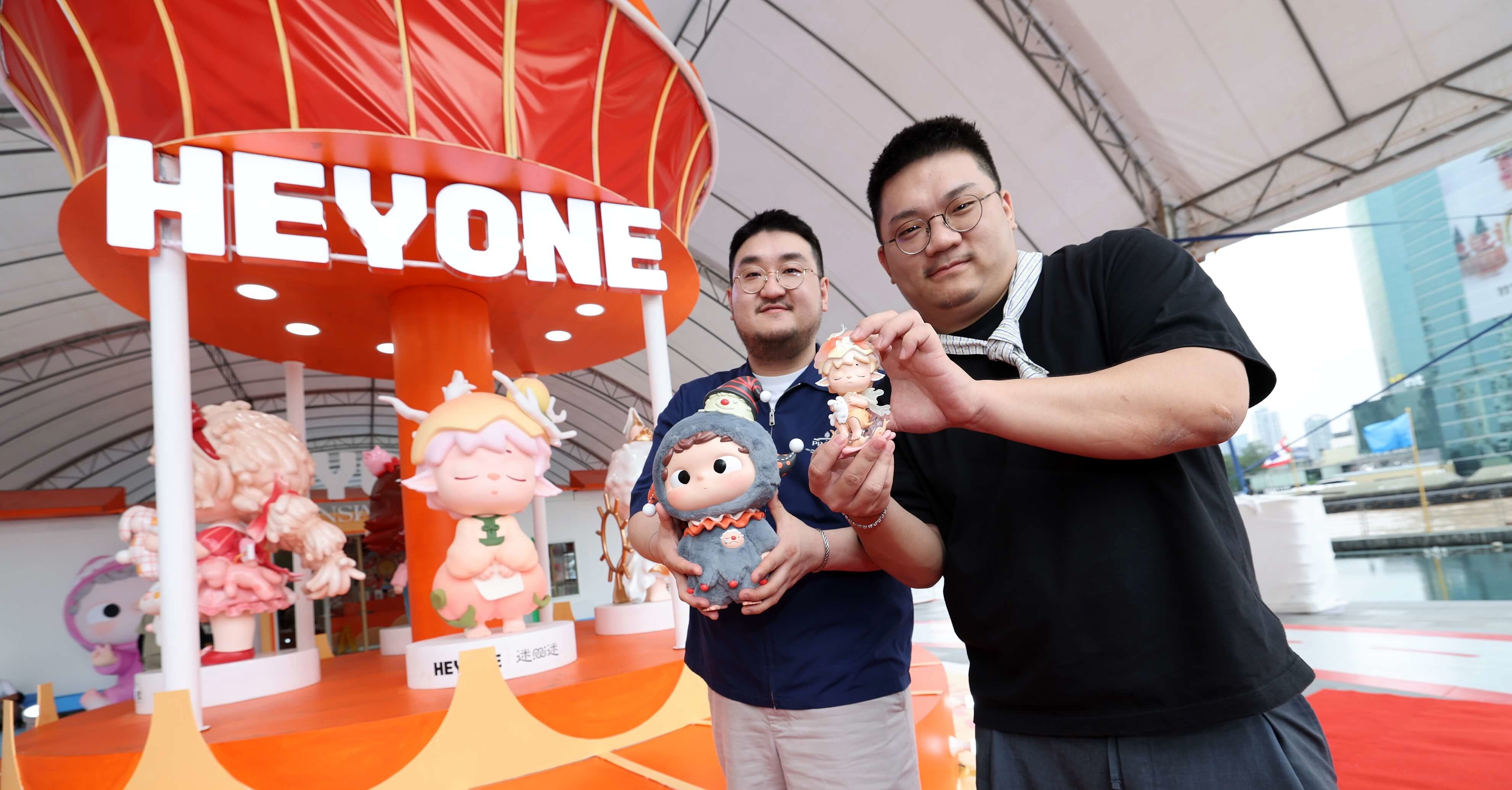 53mr.raymond Yu Ceo Of Heyone และ Huhu ศิลปิน ผู้ออกแบบอาร์ตทอย ‘mimi’